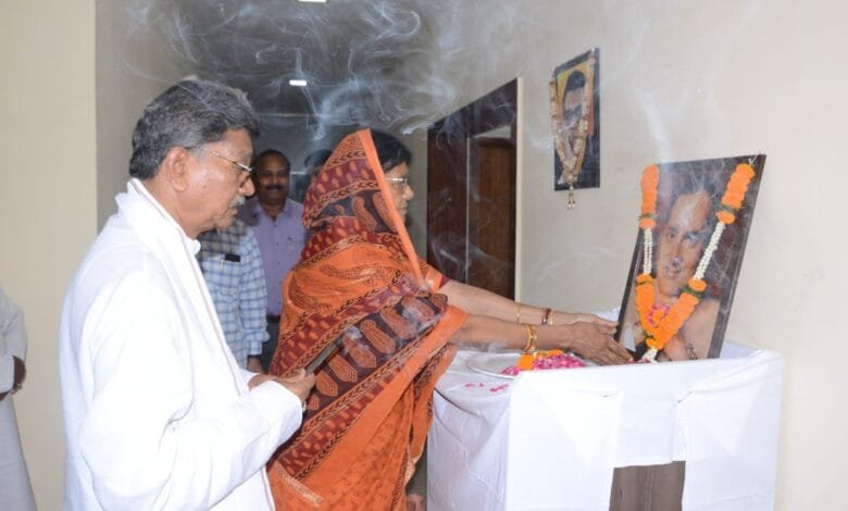 डॉ. चरणदास महंत ने भारत के पूर्व प्रधानमंत्री राजीव गांधी की पुण्यतिथि पर पुष्पांजलि अर्पित कर किया नमन डॉ. चरणदास महंत ने भारत के पूर्व प्रधानमंत्री राजीव गांधी की पुण्यतिथि पर पुष्पांजलि अर्पित कर किया नमन kshititech