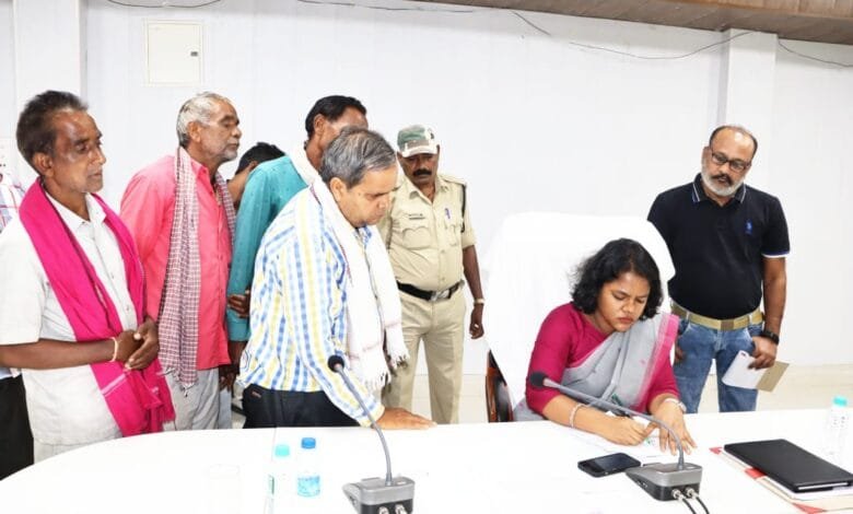 कलेक्टर ने जनदर्शन में सुनी आमलोगो की समस्याएं कलेक्टर ने जनदर्शन में सुनी आमलोगो की समस्याएं kshititech