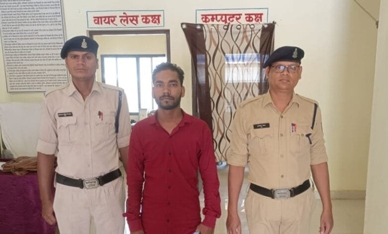 दुष्कर्म कर 01 लाख रुपये की मांग करने वाले आरोपी को पुलिस ने किया गिरफ्तार दुष्कर्म कर 01 लाख रुपये की मांग करने वाले आरोपी को पुलिस ने किया गिरफ्तार kshititech