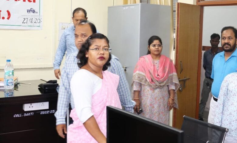 कलेक्टर श्रीमती नूपुर राशि पन्ना ने किया जिला कार्यालय का औचक निरीक्षण कलेक्टर श्रीमती नूपुर राशि पन्ना ने किया जिला कार्यालय का औचक निरीक्षण kshititech