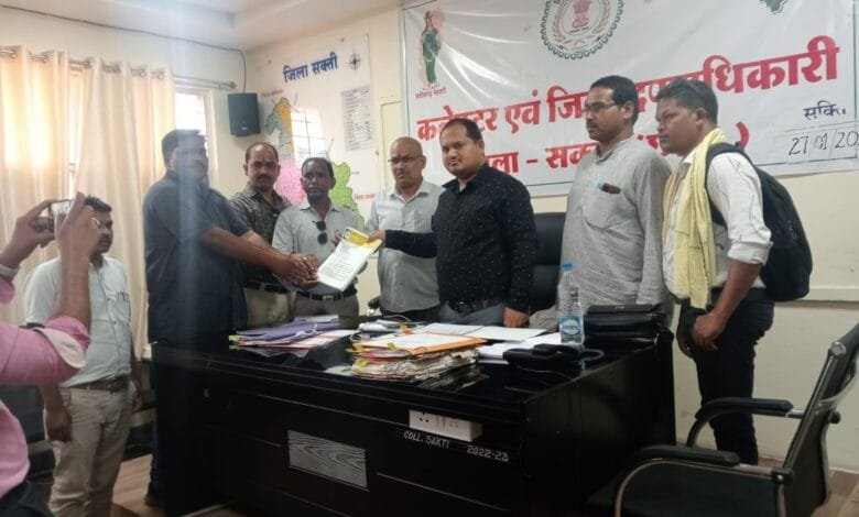 छत्तीसगढ़ सर्व शिक्षक फेडरेशन ने मुख्यमंत्री के नाम 8 सूत्रीय मांगों का डिप्टी कलेक्टर पटेल को सौंपा ज्ञापन छत्तीसगढ़ सर्व शिक्षक फेडरेशन ने मुख्यमंत्री के नाम 8 सूत्रीय मांगों का डिप्टी कलेक्टर पटेल को सौंपा ज्ञापन kshititech