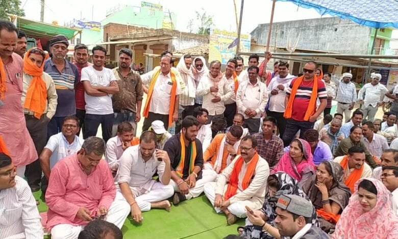 भाजपा नेताओं ने किसानों के मुआवजे में अनियमितता को लेकर कांग्रेस विधायक को किया बेनकाब भाजपा नेताओं ने किसानों के मुआवजे में अनियमितता को लेकर कांग्रेस विधायक को किया बेनकाब kshititech