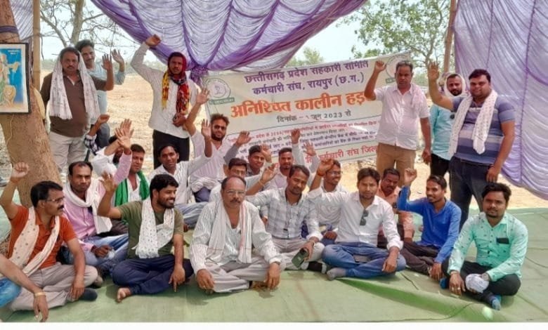 3 सूत्री मांगों को लेकर सहकारी समितियों में कार्यरत कर्मचारियों की हड़ताल 16 वें दिन भी जारी 3 सूत्री मांगों को लेकर सहकारी समितियों में कार्यरत कर्मचारियों की हड़ताल 16 वें दिन भी जारी kshititech