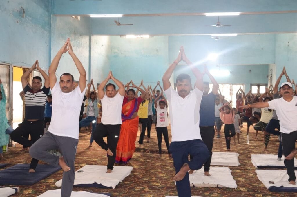 सामुदायिक भवन, जवाहरलाल नेहरू महाविद्यालय के निकट सक्ती में किया गया सामूहिक योगाभ्यास सामुदायिक भवन, जवाहरलाल नेहरू महाविद्यालय के निकट सक्ती में किया गया सामूहिक योगाभ्यास kshititech