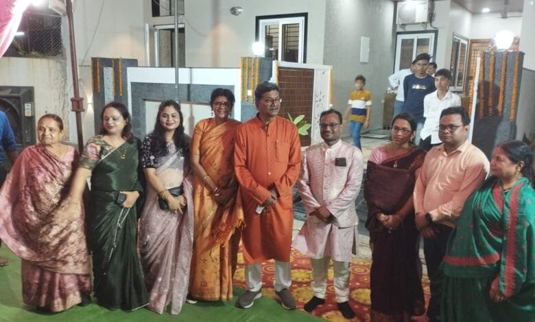विधान सभा अध्यक्ष डॉ महंत ने डॉ रोशन को उनके गृह प्रवेश कार्यक्रम में सम्मिलित होकर दिया आशीर्वाद विधान सभा अध्यक्ष डॉ महंत ने डॉ रोशन को उनके गृह प्रवेश कार्यक्रम में सम्मिलित होकर दिया आशीर्वाद kshititech