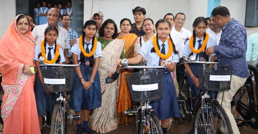 नवगठित सक्ती जिले के सभी स्कूलों में मनाया गया शाला प्रवेशोत्सव नवगठित सक्ती जिले के सभी स्कूलों में मनाया गया शाला प्रवेशोत्सव kshititech