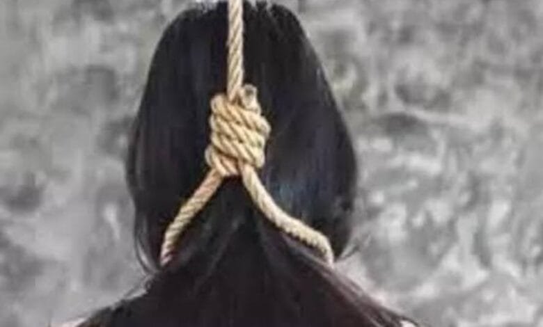 युवती ने फांसी लगाकर की आत्महत्या, पुलिस जांच में जुटी युवती ने फांसी लगाकर की आत्महत्या, पुलिस जांच में जुटी kshititech