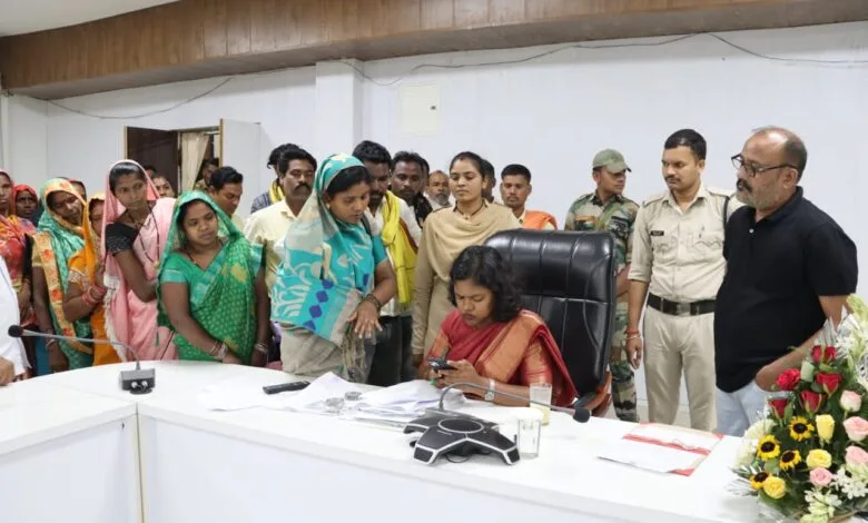 कलेक्टर को जनदर्शन के माध्यम से अपनी समस्याएं बताने के लिए दूर-दूर के गांव से पहुंच रहे ग्रामीण कलेक्टर को जनदर्शन के माध्यम से अपनी समस्याएं बताने के लिए दूर-दूर के गांव से पहुंच रहे ग्रामीण kshititech