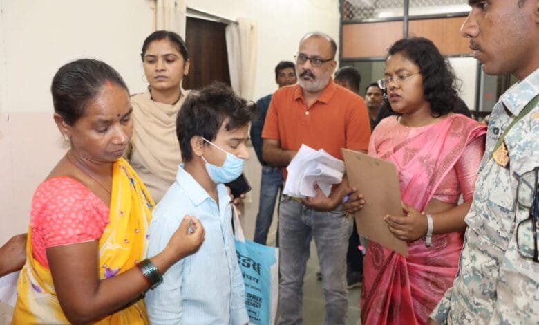कलेक्टर जनदर्शन में अपनी समस्याएं बताने दूर-दूर के गांव से पहुंच रहे लोग कलेक्टर जनदर्शन में अपनी समस्याएं बताने दूर-दूर के गांव से पहुंच रहे लोग kshititech