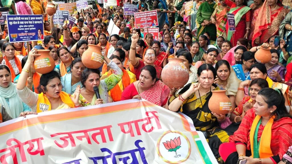 शराबबंदी पर बयान को लेकर भाजपा महिला मोर्चा ने मंत्री अकबर के निवास का घेराव किया शराबबंदी पर बयान को लेकर भाजपा महिला मोर्चा ने मंत्री अकबर के निवास का घेराव किया kshititech