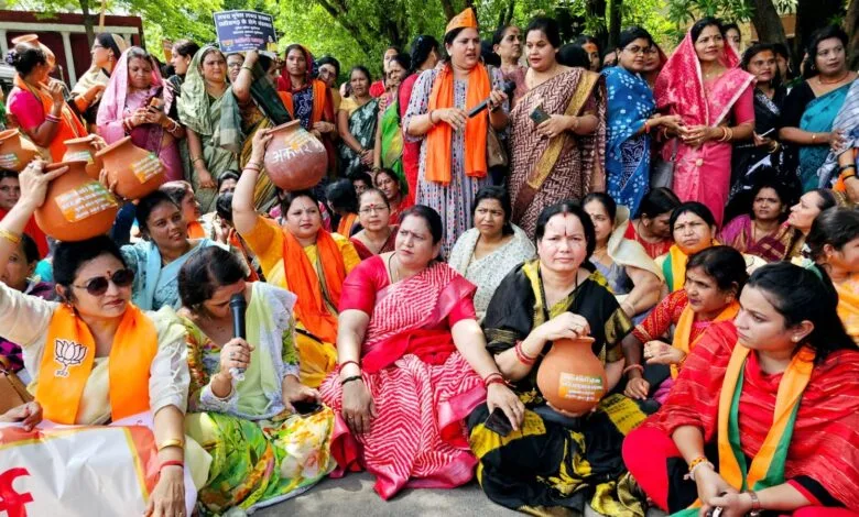 शराबबंदी पर बयान को लेकर भाजपा महिला मोर्चा ने मंत्री अकबर के निवास का घेराव किया शराबबंदी पर बयान को लेकर भाजपा महिला मोर्चा ने मंत्री अकबर के निवास का घेराव किया kshititech