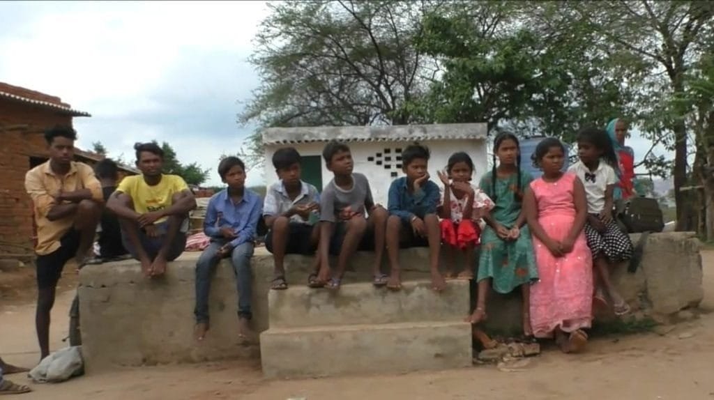 आजादी के 75 साल बाद भी मूलभूत सुविधाओं के लिए तरस रहे लोग आजादी के 75 साल बाद भी मूलभूत सुविधाओं के लिए तरस रहे लोग kshititech