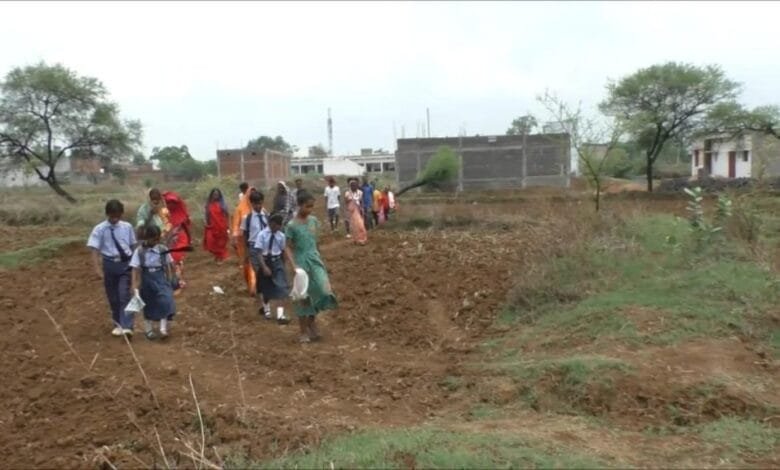 आजादी के 75 साल बाद भी मूलभूत सुविधाओं के लिए तरस रहे लोग आजादी के 75 साल बाद भी मूलभूत सुविधाओं के लिए तरस रहे लोग kshititech
