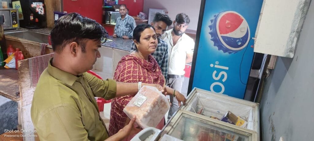 घरेलू गैस सिलेण्डरों के दुरूपयोग पाये जाने पर की गई जप्ती की कार्रवाई घरेलू गैस सिलेण्डरों के दुरूपयोग पाये जाने पर की गई जप्ती की कार्रवाई kshititech