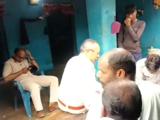 युवती ने की आत्महत्या - परिवार वाले घर से काम पर चले गए, तब मौका देख लगा ली फांसी युवती ने की आत्महत्या - परिवार वाले घर से काम पर चले गए, तब मौका देख लगा ली फांसी kshititech