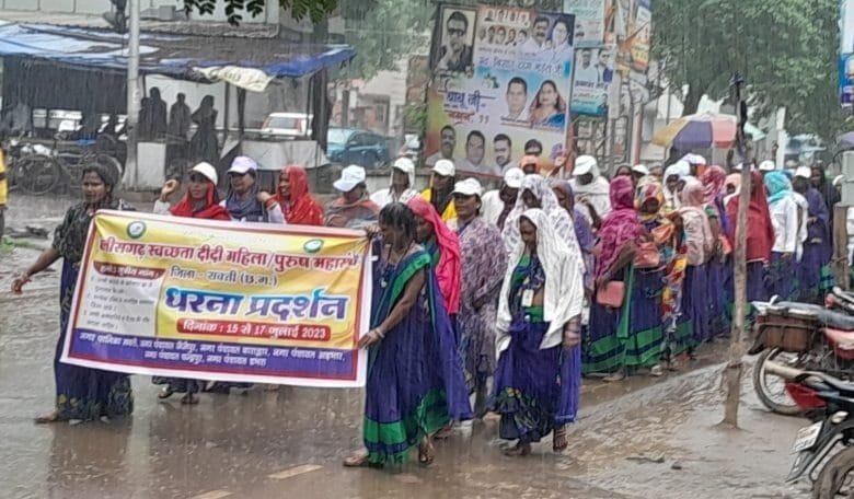 3 सूत्री मांगों को लेकर जिले की स्वच्छता दीदियों ने निकाली रैली 3 सूत्री मांगों को लेकर जिले की स्वच्छता दीदियों ने निकाली रैली kshititech