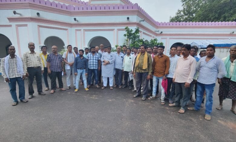 सराईपाली ( चेचंग ) के ग्रामीण पूर्व मंत्री नोवेल कुमार वर्मा के नेतृत्व में सक्ती कलेक्टर से मिले व अपनी समस्याओं को बताया सराईपाली ( चेचंग ) के ग्रामीण पूर्व मंत्री नोवेल कुमार वर्मा के नेतृत्व में सक्ती कलेक्टर से मिले व अपनी समस्याओं को बताया kshititech