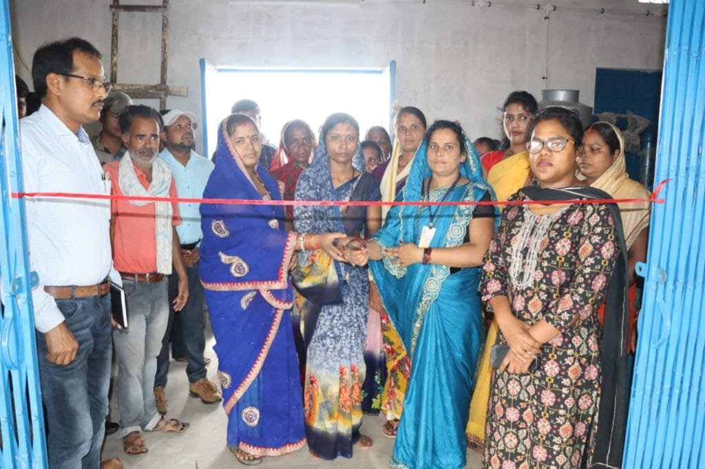 पुटीडीह रीपा में गोबर (प्राकृतिक) पेन्ट निर्माण का हुआ शुभारंभ पुटीडीह रीपा में गोबर (प्राकृतिक) पेन्ट निर्माण का हुआ शुभारंभ kshititech