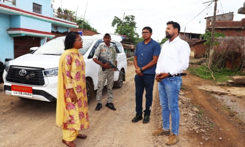 कलेक्टर ने दर्राभांठा से खम्हरिया सड़क का निरीक्षण कर मरम्मत करने के दिए निर्देश कलेक्टर ने दर्राभांठा से खम्हरिया सड़क का निरीक्षण कर मरम्मत करने के दिए निर्देश kshititech