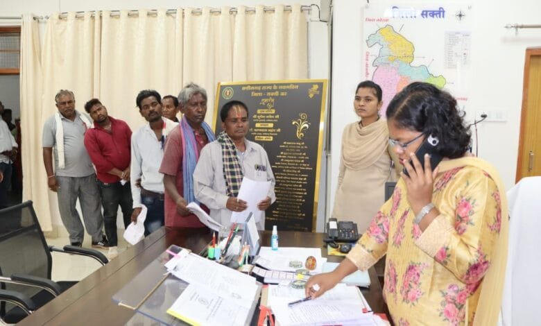 कलेक्टर ने तत्काल संबंधित अधिकारी को फोन के माध्यम से त्वरित निराकरण करने के दिए निर्देश कलेक्टर ने तत्काल संबंधित अधिकारी को फोन के माध्यम से त्वरित निराकरण करने के दिए निर्देश kshititech