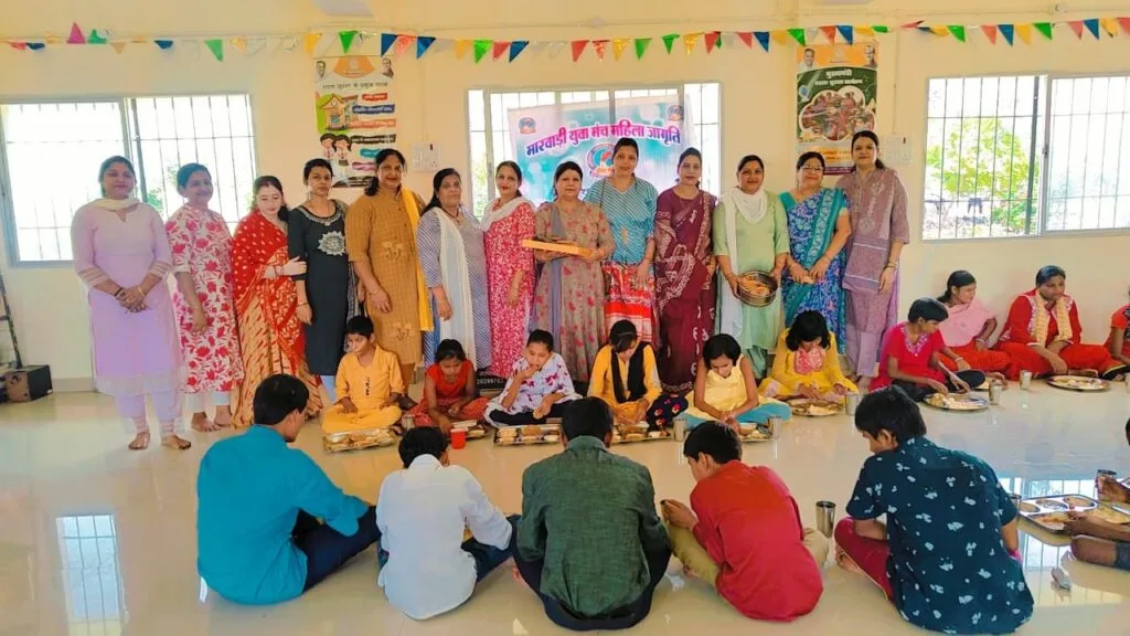 मारवाड़ी युवा मंच महिला जागृति शाखा सक्ती ने दृष्टिबाधित विशेष विद्यालय पहुंचकर जाना बच्चों का हाल-चाल एवं कराया भोजन मारवाड़ी युवा मंच महिला जागृति शाखा सक्ती ने दृष्टिबाधित विशेष विद्यालय पहुंचकर जाना बच्चों का हाल-चाल एवं कराया भोजन kshititech