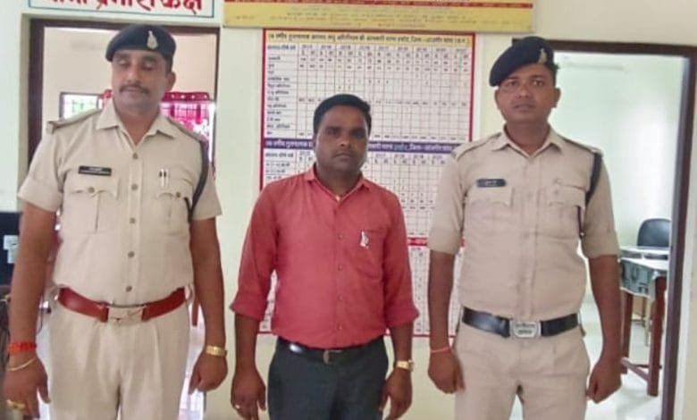 ग्रामीणों का रकम ट्रांसफर करने में सहयोग कर अपने अकाउंट में भी करता था ट्रांसफर,पुलिस ने किया गिरफ्तार ग्रामीणों का रकम ट्रांसफर करने में सहयोग कर अपने अकाउंट में भी करता था ट्रांसफर,पुलिस ने किया गिरफ्तार kshititech