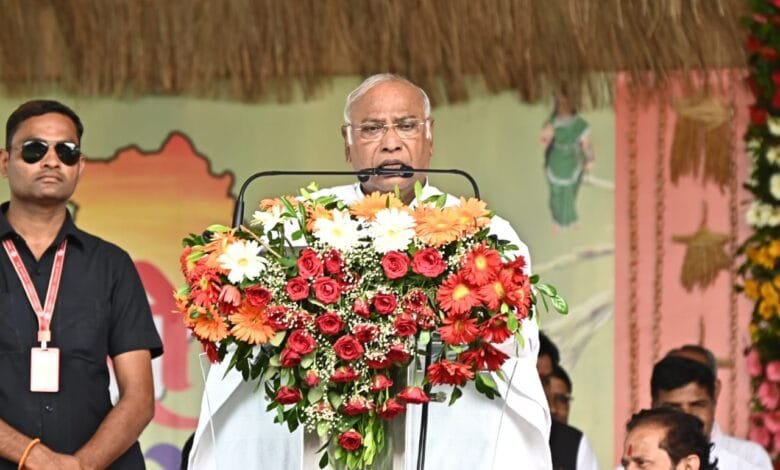 भरोसे के सम्मेलन के मुख्य अतिथि राज्यसभा नेता प्रतिपक्ष मल्लिकार्जुन खड़गे का उद्बोधन भरोसे के सम्मेलन के मुख्य अतिथि राज्यसभा नेता प्रतिपक्ष मल्लिकार्जुन खड़गे का उद्बोधन kshititech