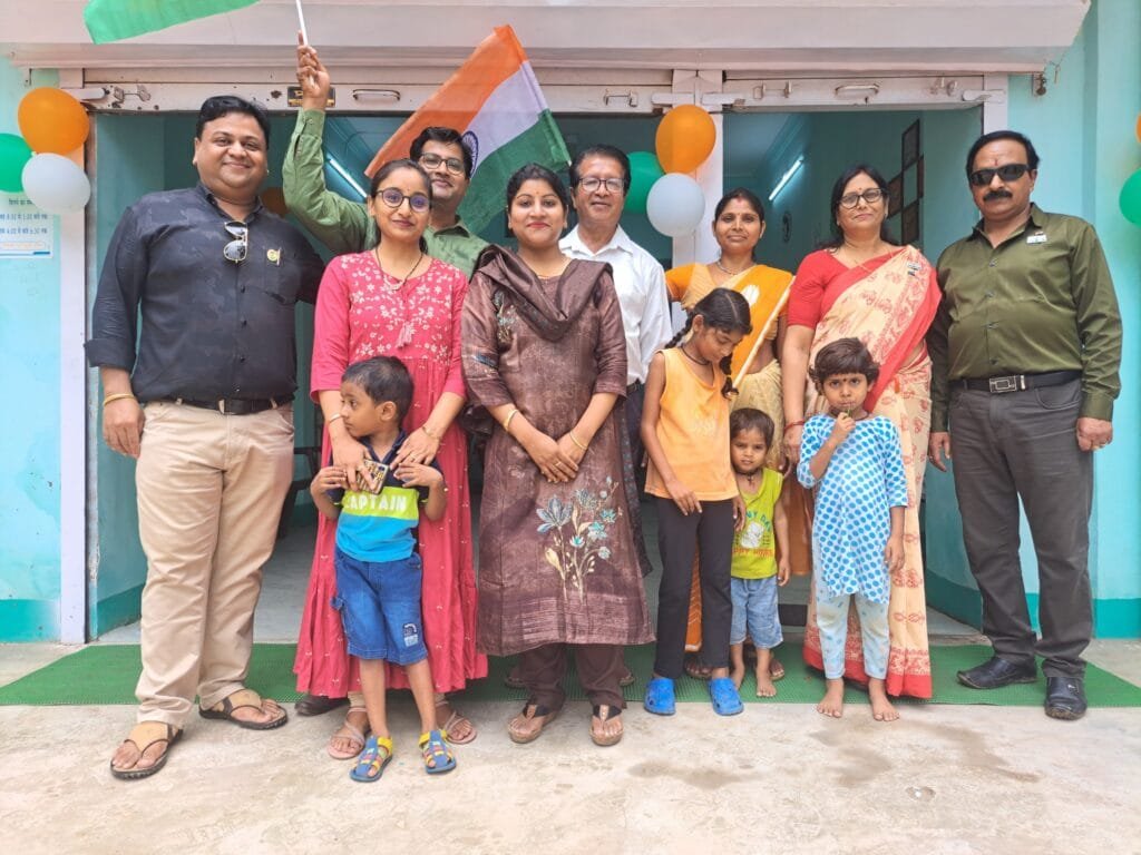 सेना के पूर्व मेजर डॉक्टर ऋषि अग्रवाल एवं कप्तान चेकराम साहू के द्वारा किया गया ध्वजारोहण सेना के पूर्व मेजर डॉक्टर ऋषि अग्रवाल एवं कप्तान चेकराम साहू के द्वारा किया गया ध्वजारोहण kshititech