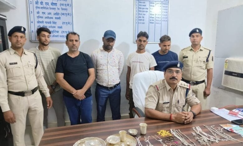 सोने,चांदी के जेवरात एवं नकदी रकम चुराने वाले चोरों को पुलिस ने किया गिरफ्तार सोने,चांदी के जेवरात एवं नकदी रकम चुराने वाले चोरों को पुलिस ने किया गिरफ्तार kshititech