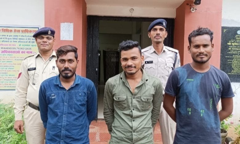 ठेकेदार से पैसा मांगकर मारपीट करने वालों आरोपियों को पुलिस ने गिरफ्तार किया ठेकेदार से पैसा मांगकर मारपीट करने वालों आरोपियों को पुलिस ने गिरफ्तार किया kshititech