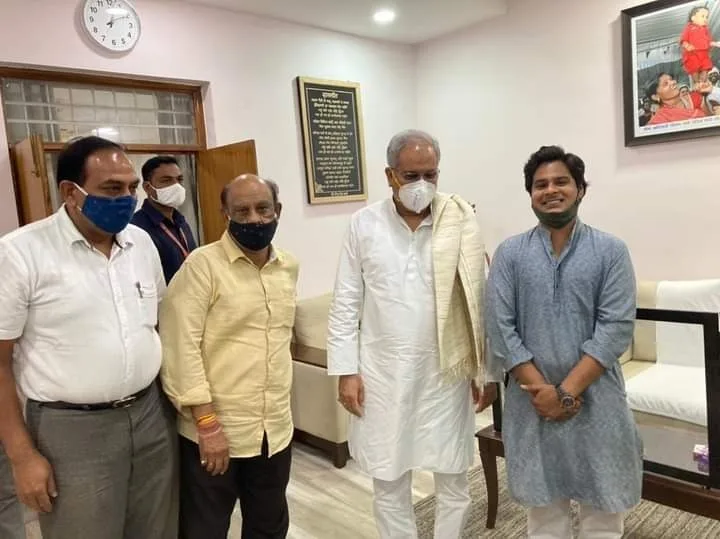 सक्ती राजा की सीएम भूपेश से मांग– आदिवासियों को अपनी जमीन बेचने का मिले अधिकार सक्ती राजा की सीएम भूपेश से मांग– आदिवासियों को अपनी जमीन बेचने का मिले अधिकार kshititech