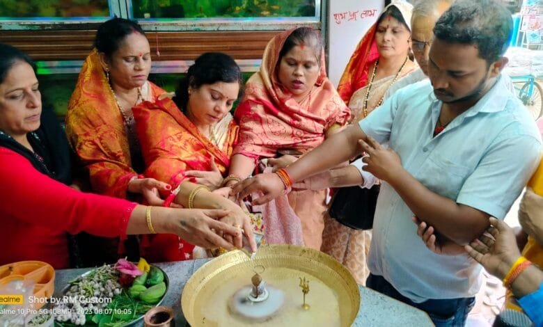 सावन मास में शिवलिंग पर एक लोटा जल का विशेष महत्व – गोपी जायसवाल सावन मास में शिवलिंग पर एक लोटा जल का विशेष महत्व – गोपी जायसवाल kshititech