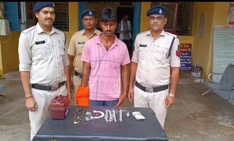 रात्रि में घर अंदर घुसकर आलमारी में रखें श्रृंगार पेटी के अंदर से सोने चांदी जेवरात एवं नगदी रकम चोरी करने वाला आरोपी गिरफ्तार रात्रि में घर अंदर घुसकर आलमारी में रखें श्रृंगार पेटी के अंदर से सोने चांदी जेवरात एवं नगदी रकम चोरी करने वाला आरोपी गिरफ्तार kshititech