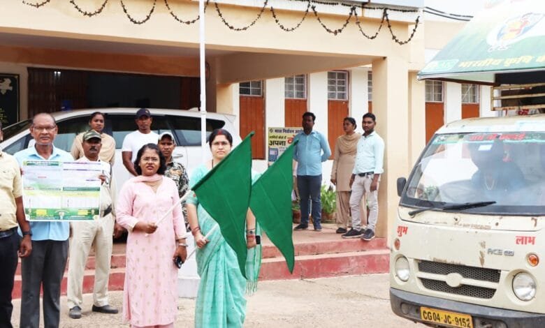कलेक्टर ने पुनर्गठित मौसम आधारित फसल बीमा जागरूकता रथ को हरी झंडी दिखाकर किया रवाना कलेक्टर ने पुनर्गठित मौसम आधारित फसल बीमा जागरूकता रथ को हरी झंडी दिखाकर किया रवाना kshititech