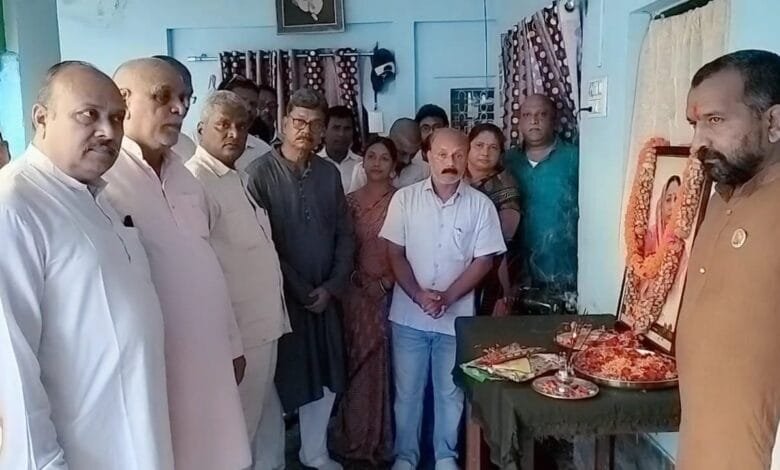 विधानसभा अध्यक्ष महंत ने कामता प्रसाद राठौर के निवास पहुंचकर दी श्रद्धांजलि विधानसभा अध्यक्ष महंत ने कामता प्रसाद राठौर के निवास पहुंचकर दी श्रद्धांजलि kshititech