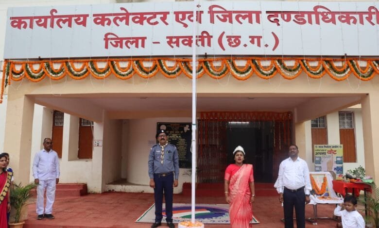 कलेक्टर श्रीमती नूपुर राशि पन्ना ने कलेक्टोरेट कार्यालय में किया ध्वजारोहण कलेक्टर श्रीमती नूपुर राशि पन्ना ने कलेक्टोरेट कार्यालय में किया ध्वजारोहण kshititech