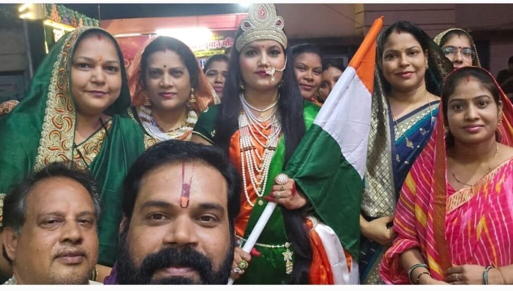 आजादी के अमृत पर्व एवम 13 वें मंगलवार की महा आरती में कलार समाज की बहनों के साथ आचार्य देवकृष्ण हुए शामिल आजादी के अमृत पर्व एवम 13 वें मंगलवार की महा आरती में कलार समाज की बहनों के साथ आचार्य देवकृष्ण हुए शामिल kshititech