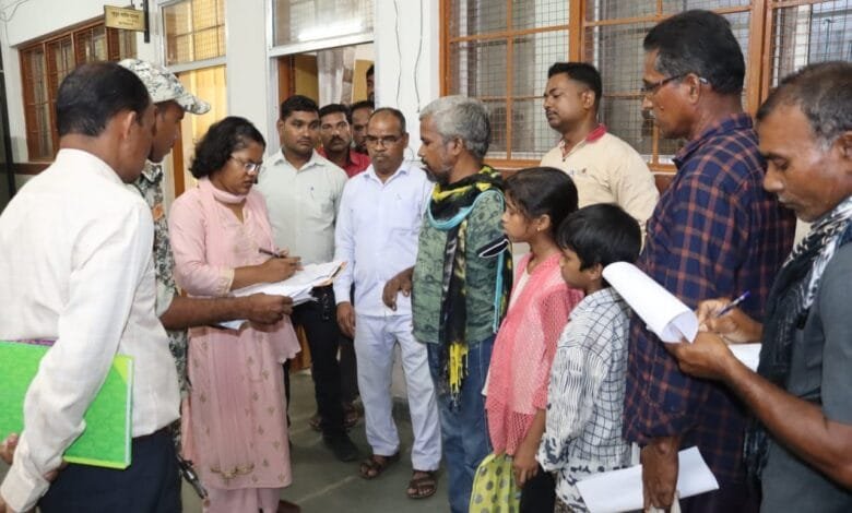 कलेक्टर ने जनदर्शन में दूर दराज से आये लोगों की सुनी समस्याएं कलेक्टर ने जनदर्शन में दूर दराज से आये लोगों की सुनी समस्याएं kshititech