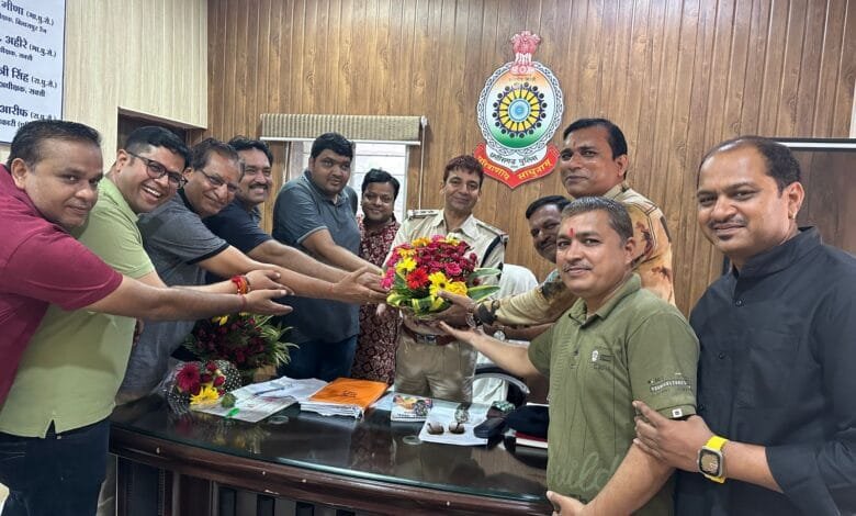 अखिल भारतीय अग्रवाल सम्मेलन , छ ग चेंबर ऑफ कॉमर्स एंड इंडस्ट्रीज एवं मारवाड़ी युवा मंच शाखा सक्ती ने किया नव पदस्थ थाना प्रभारी का स्वागत अखिल भारतीय अग्रवाल सम्मेलन , छ ग चेंबर ऑफ कॉमर्स एंड इंडस्ट्रीज एवं मारवाड़ी युवा मंच शाखा सक्ती ने किया नव पदस्थ थाना प्रभारी का स्वागत kshititech