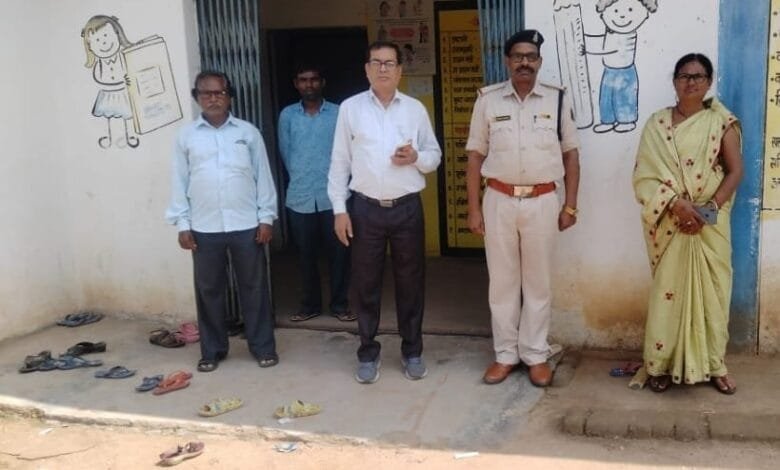 सेक्टर अफसरों और उनकी टीम द्वारा मतदान केन्द्रों का किया जा रहा दौरा सेक्टर अफसरों और उनकी टीम द्वारा मतदान केन्द्रों का किया जा रहा दौरा kshititech