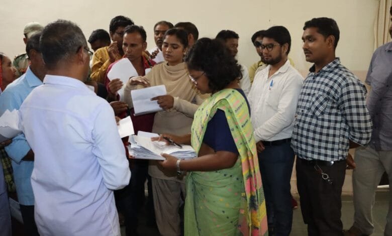 सड़क की मांग को लेकर जनदर्शन में पहुंचे ग्राम पंचायत आमाकोनी के सरपंच , कलेक्टर ने अधिकारियों को डब्लू.बी.एम. सड़क स्वीकृत करने के दिये निर्देश सड़क की मांग को लेकर जनदर्शन में पहुंचे ग्राम पंचायत आमाकोनी के सरपंच , कलेक्टर ने अधिकारियों को डब्लू.बी.एम. सड़क स्वीकृत करने के दिये निर्देश kshititech