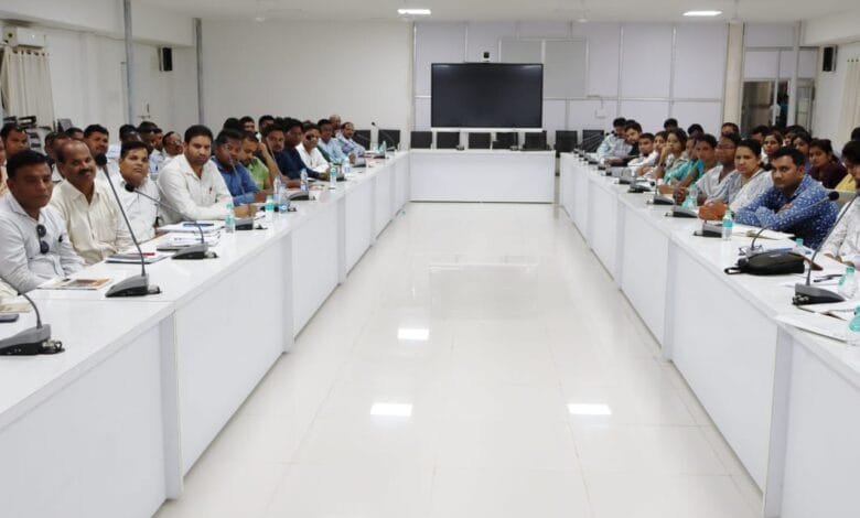 विभिन्न राजस्व कार्यो के बेहतर संचालन के लिये राजस्व निरीक्षक और पटवारीयों का लिया गया समीक्षा बैठक विभिन्न राजस्व कार्यो के बेहतर संचालन के लिये राजस्व निरीक्षक और पटवारीयों का लिया गया समीक्षा बैठक kshititech