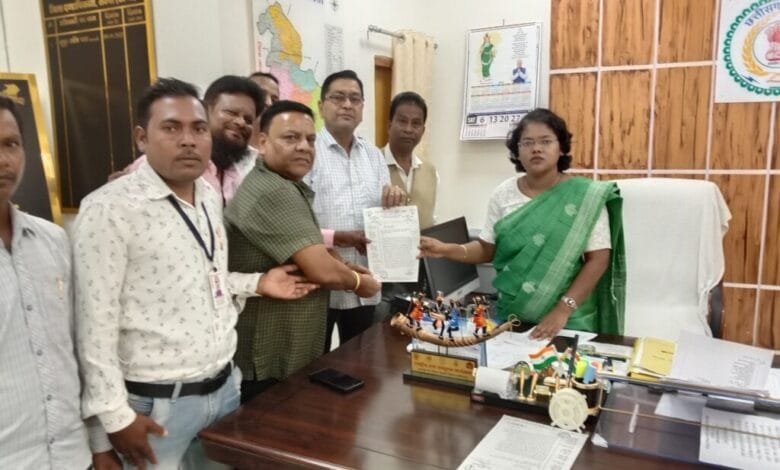 सक्ती की शराब दुकान को शहर से बाहर करने छत्तीसगढ़ जनर्लिस्ट वेलफेयर यूनियन जिला इकाई सक्ती ने कलेक्टर- एसपी सहित अधिकारियों को सौंपा ज्ञापन सक्ती की शराब दुकान को शहर से बाहर करने छत्तीसगढ़ जनर्लिस्ट वेलफेयर यूनियन जिला इकाई सक्ती ने कलेक्टर- एसपी सहित अधिकारियों को सौंपा ज्ञापन kshititech