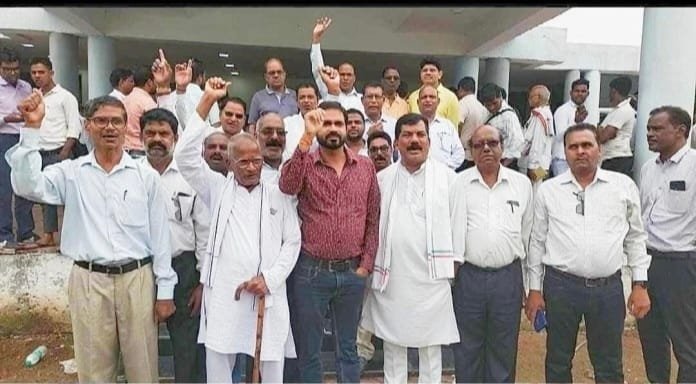 सक्ती विधानसभा से डॉ चरण दास महंत के चुनावी गणित बिगाड़ने राठौर व आदिवासी समाज के पदाधिकारियों ने ठोकी ताल सक्ती विधानसभा से डॉ चरण दास महंत के चुनावी गणित बिगाड़ने राठौर व आदिवासी समाज के पदाधिकारियों ने ठोकी ताल kshititech
