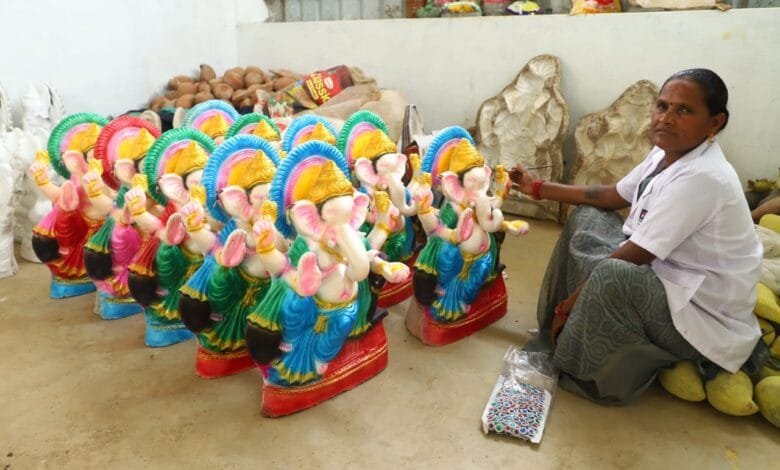 चन्द्रहासिनी समूह की दीदियों द्वारा निर्मित इकोफ्रेंडली गणपति विराजेंगे इस बार घरों और पंडालों में चन्द्रहासिनी समूह की दीदियों द्वारा निर्मित इकोफ्रेंडली गणपति विराजेंगे इस बार घरों और पंडालों में kshititech