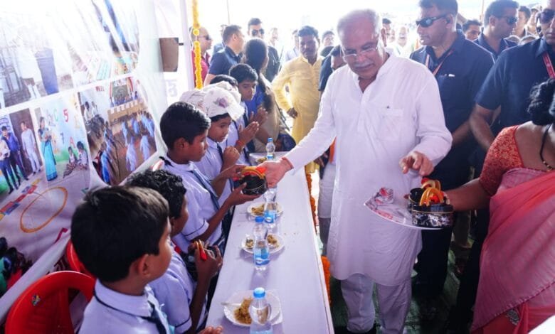 मुख्यमंत्री स्वल्पाहार योजना का मुख्यमंत्री भूपेश बघेल ने किया शुभांरभ मुख्यमंत्री स्वल्पाहार योजना का मुख्यमंत्री भूपेश बघेल ने किया शुभांरभ kshititech