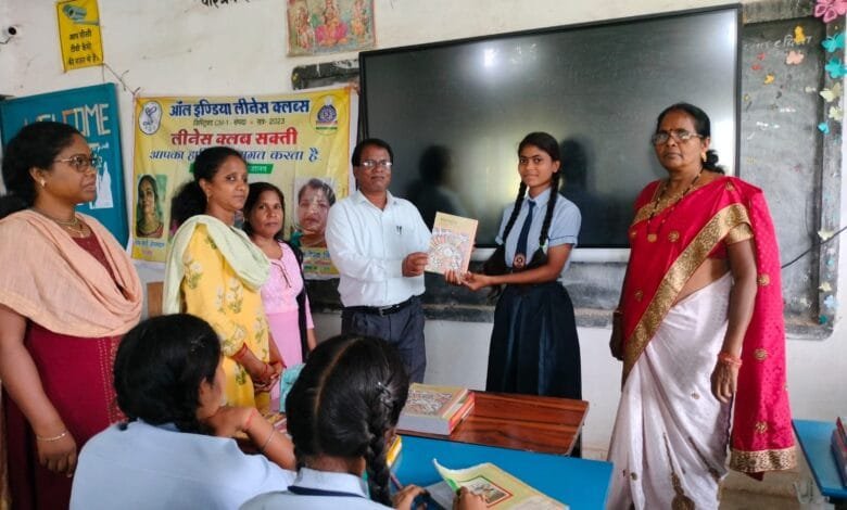 लीनेस क्लब सक्ती की चेयरपर्सन ने किया बालिकाओं को पाठ्य पुस्तक का वितरण लीनेस क्लब सक्ती की चेयरपर्सन ने किया बालिकाओं को पाठ्य पुस्तक का वितरण kshititech