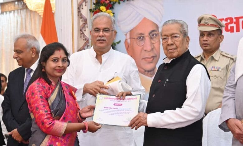 लीनेस क्लब सक्ती की सदस्य शिक्षिका श्रीमती मीरा देवांगन को, राजधानी रायपुर में राज्यपाल ने किया शिक्षक सम्मान से सम्मानित लीनेस क्लब सक्ती की सदस्य शिक्षिका श्रीमती मीरा देवांगन को, राजधानी रायपुर में राज्यपाल ने किया शिक्षक सम्मान से सम्मानित kshititech