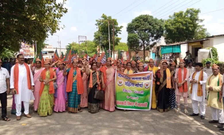 भारतीय जनता पार्टी महिला मोर्चा सक्ती ने लगाया आबकारी विभाग में ताला भारतीय जनता पार्टी महिला मोर्चा सक्ती ने लगाया आबकारी विभाग में ताला kshititech