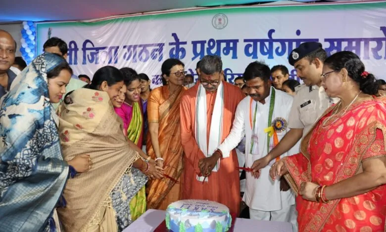 विधानसभा अध्यक्ष डॉ चरण दास महंत ने केक काटकर मनाया सक्ती जिले का प्रथम वर्षगांठ विधानसभा अध्यक्ष डॉ चरण दास महंत ने केक काटकर मनाया सक्ती जिले का प्रथम वर्षगांठ kshititech